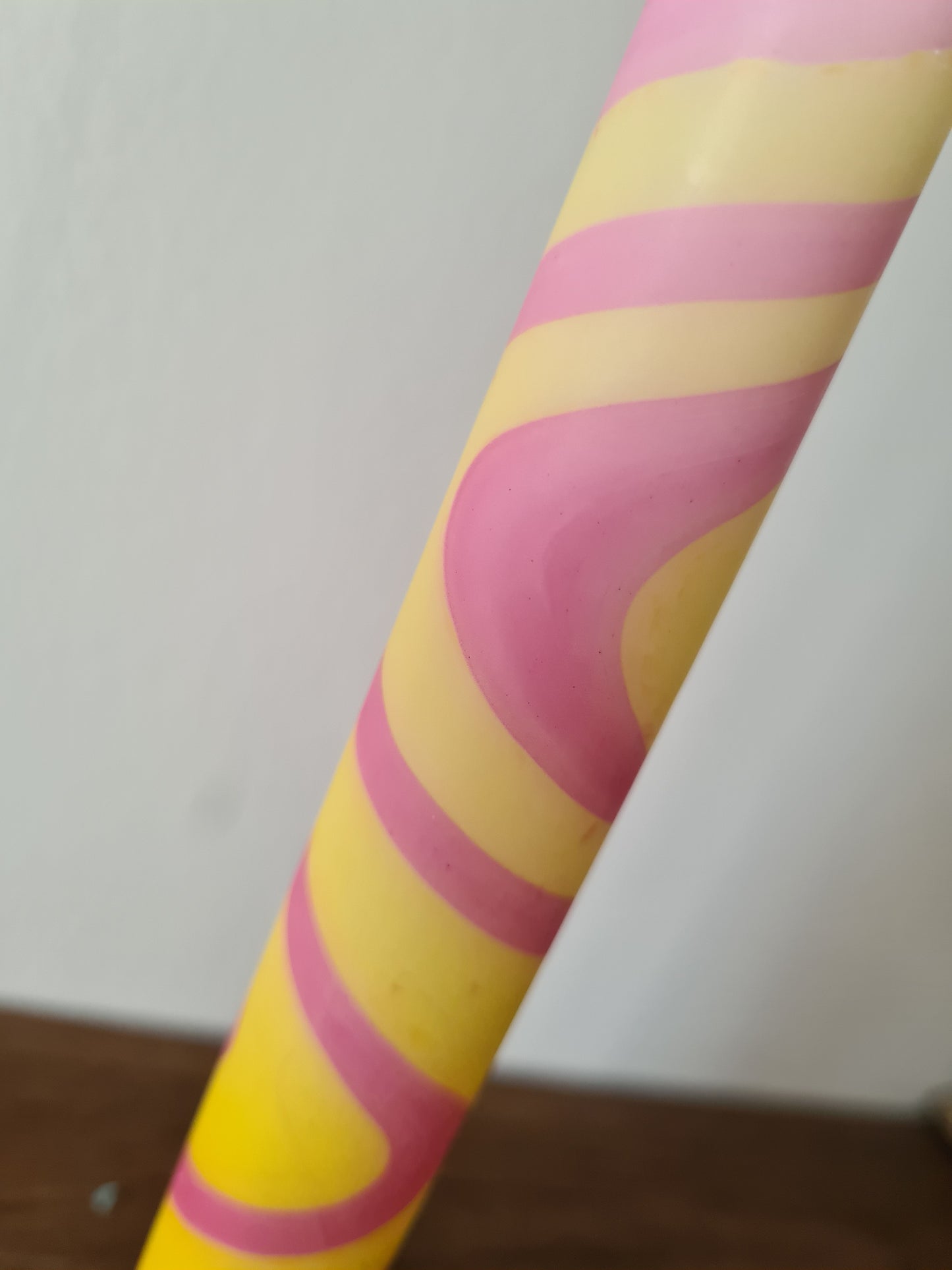 HÅNDLAVET kronelys fra Nordtrice - Marble pink/gul